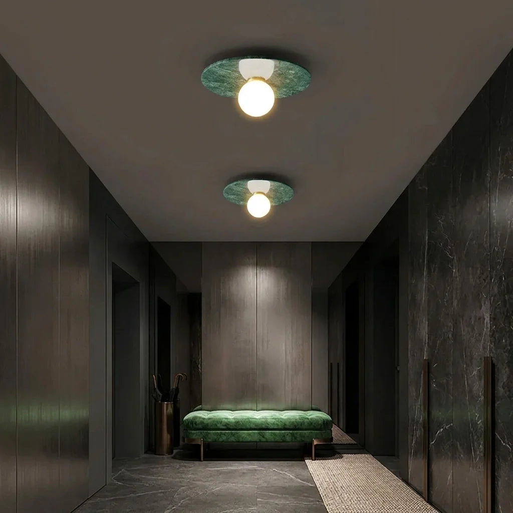 Plafonniers en marbre vert dans une entrée sombre