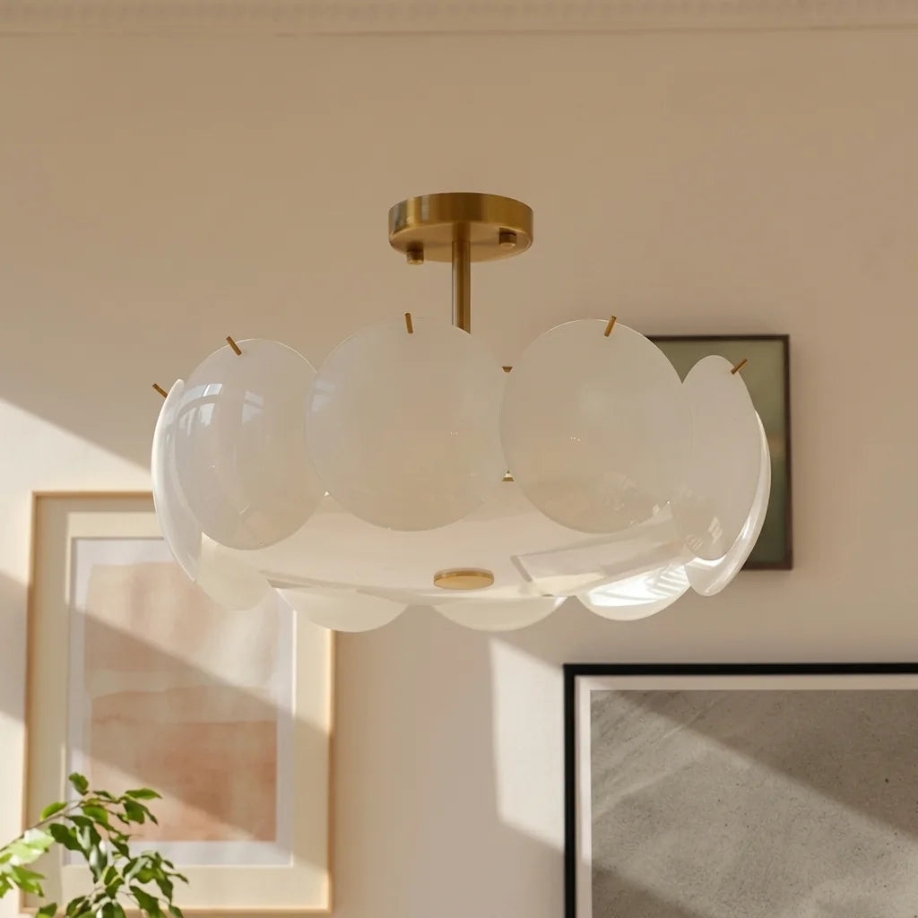 Plafonnier à disques de verre dans un salon ensoleillé