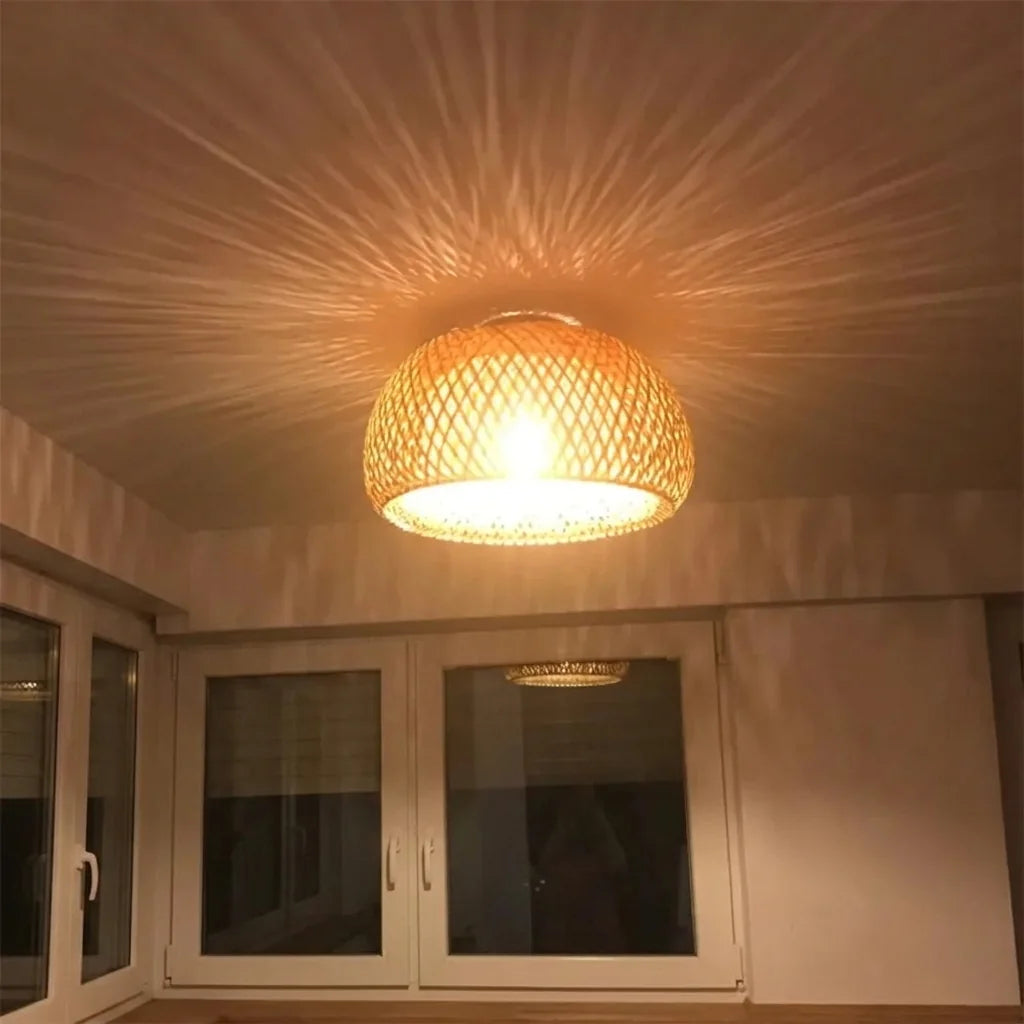 Jeux d’ombres rayonnants du plafonnier en bambou au plafond