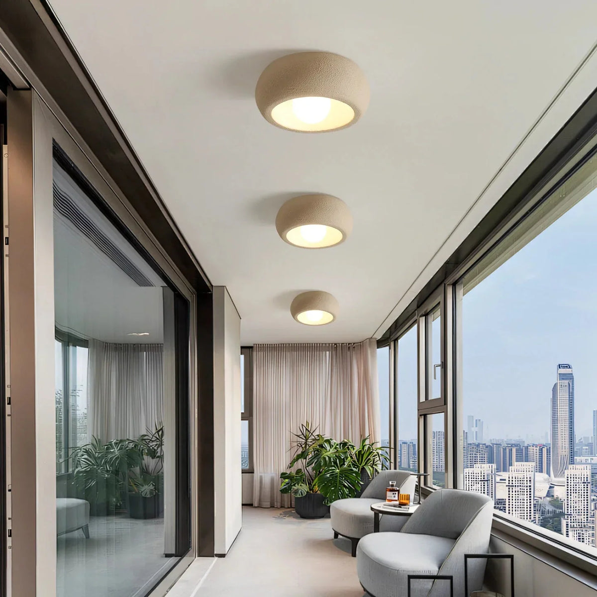 Trois plafonniers dômes dans une loggia vitrée panoramique