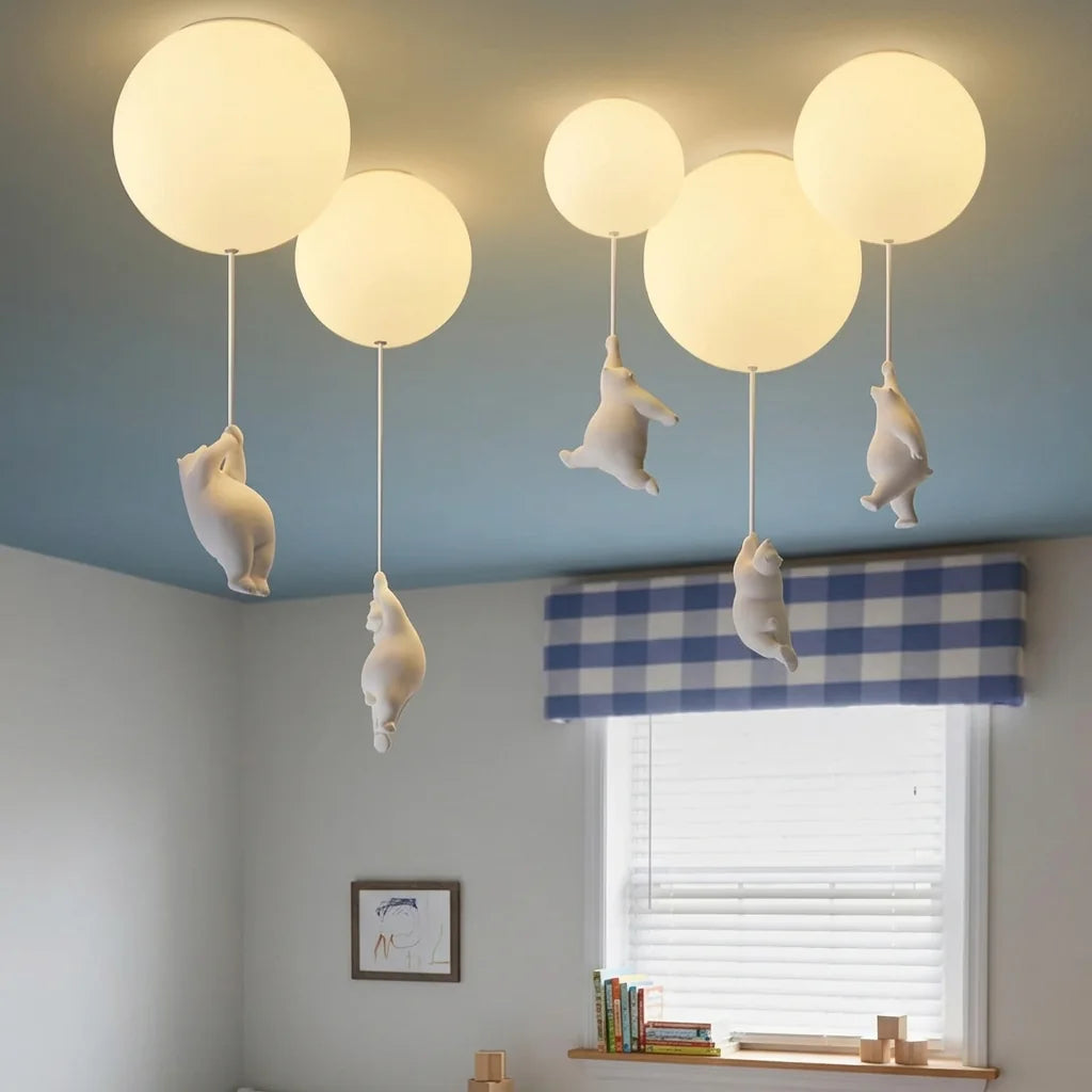 Plafonniers ballons ours polaires dans une chambre d’enfant au plafond bleu