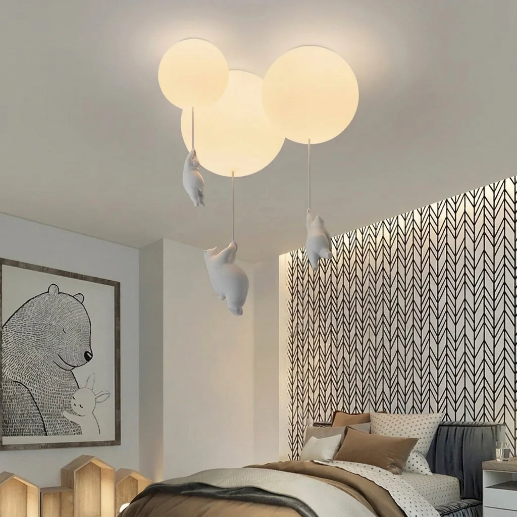 Plafonniers ballons ours polaires dans une chambre douillette