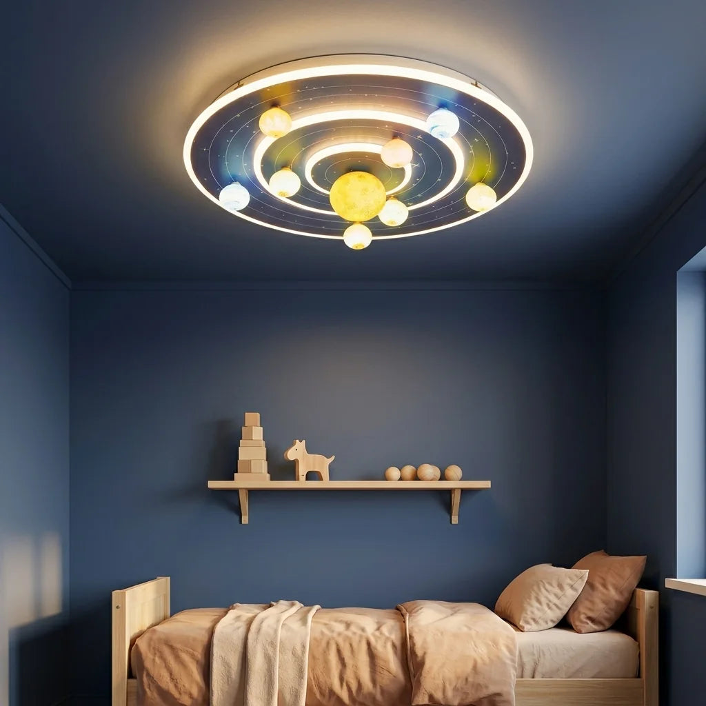 Plafonnier planètes bleu dans une chambre d’enfant bleu nuit