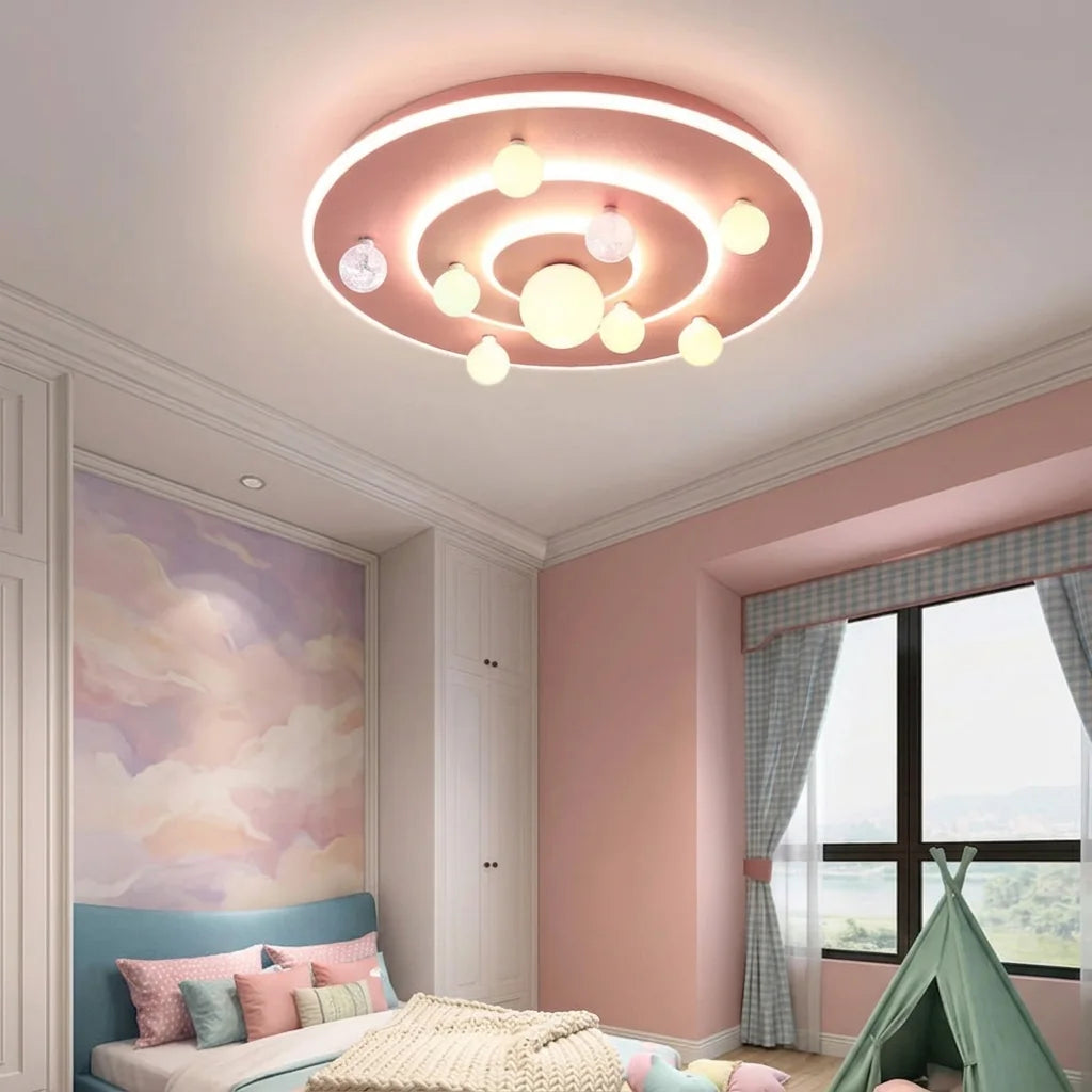 Plafonnier planètes rose dans une chambre de petite fille