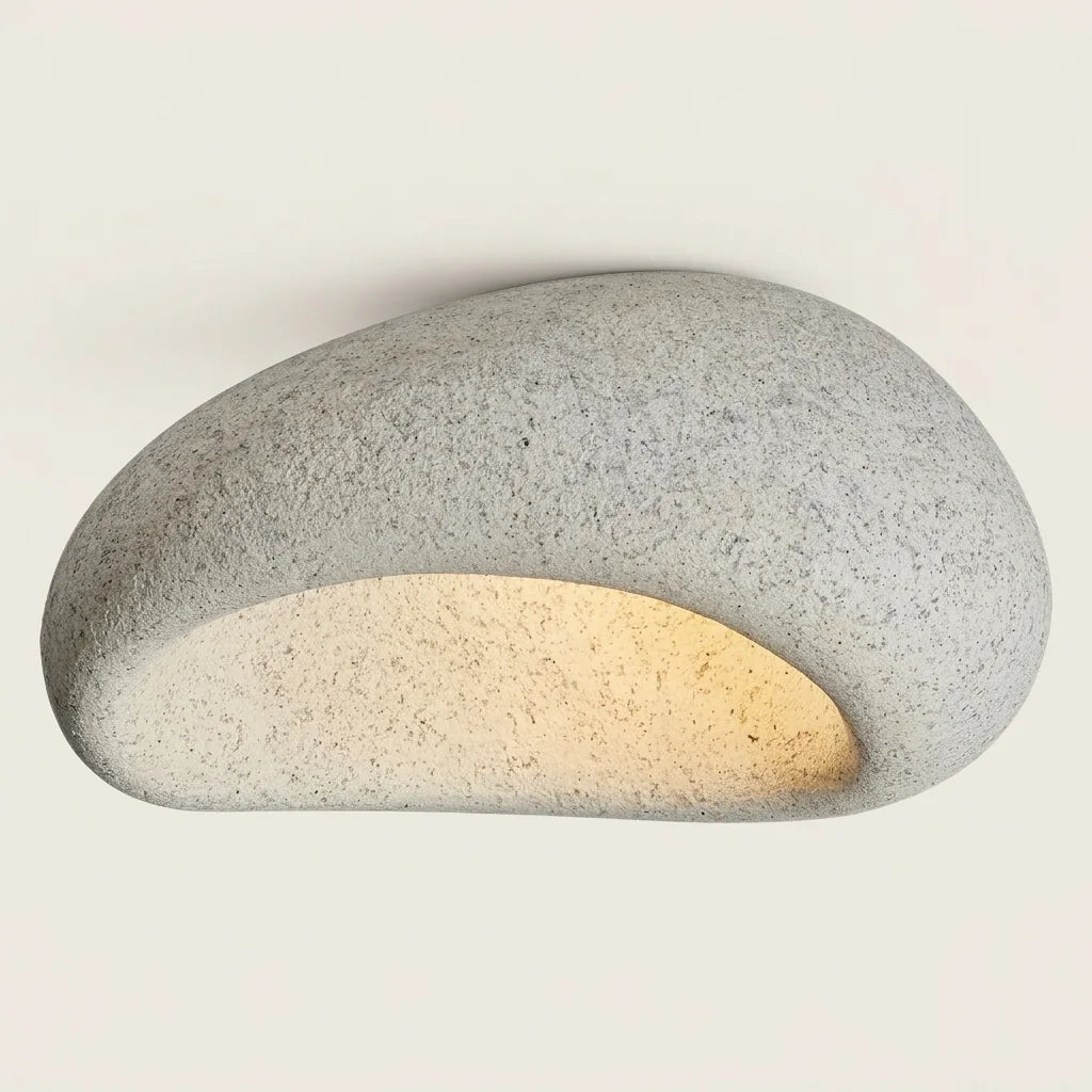 Plafonnier galet en résine effet béton clair, allumé