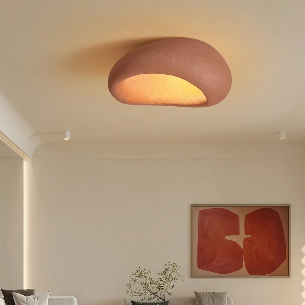 Plafonnier galet terracotta dans un salon clair
