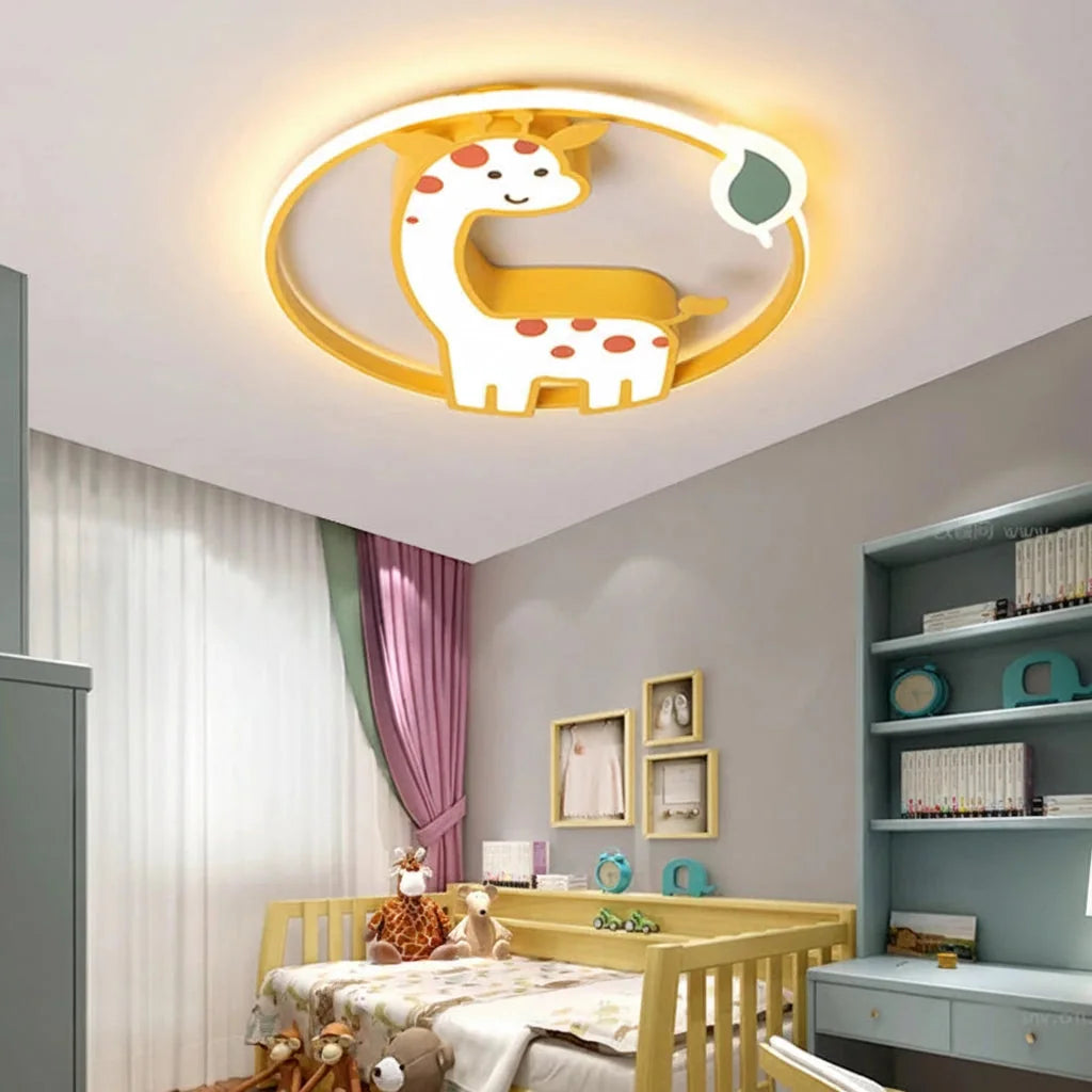 Plafonnier girafe dans une chambre de bébé