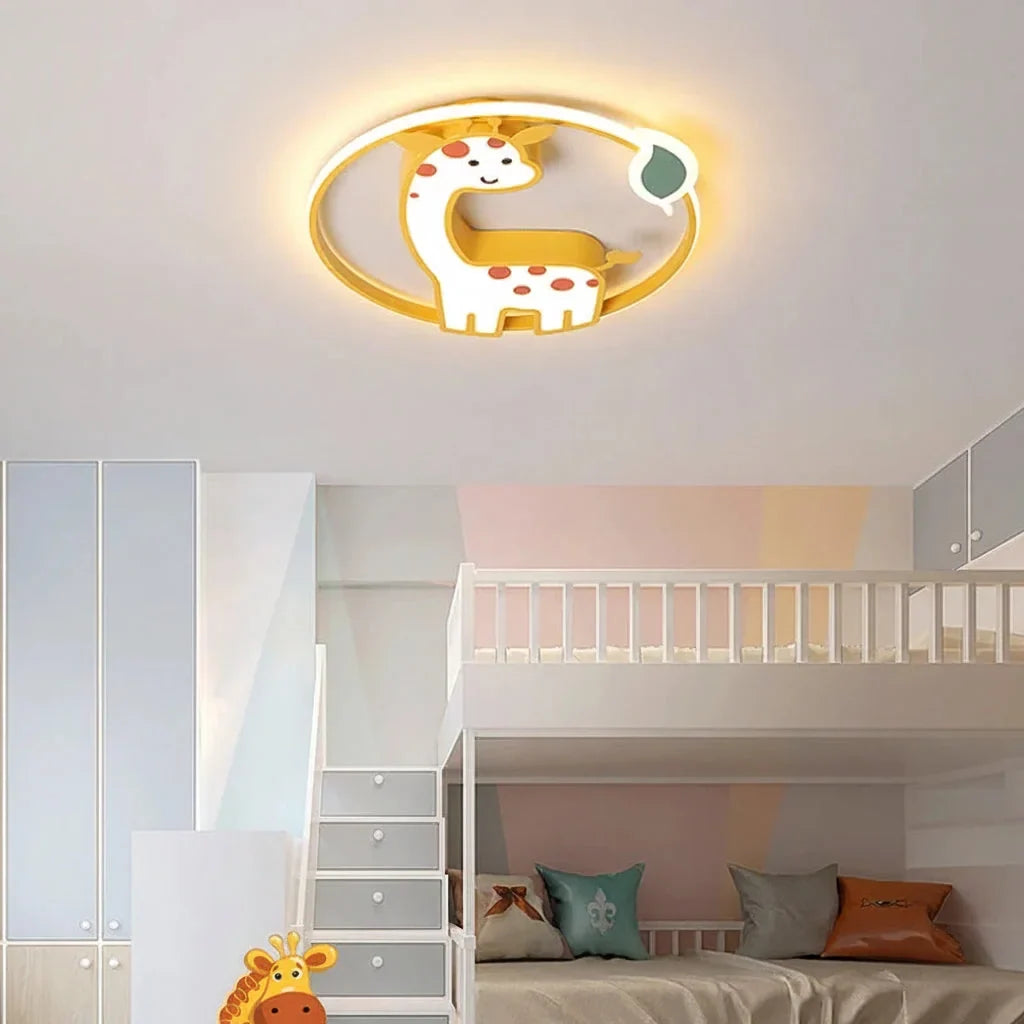 Plafonnier girafe dans une chambre d’enfant lumineuse