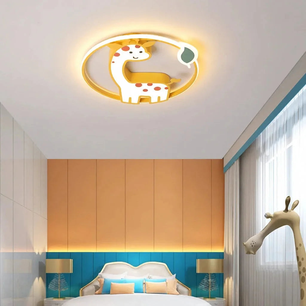 Plafonnier girafe au-dessus d’un lit d’enfant