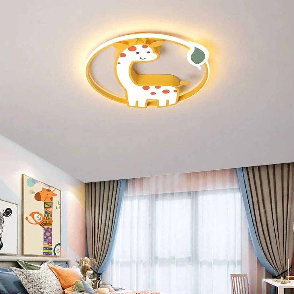 Plafonnier girafe LED au-dessus d’un coin jeux coloré