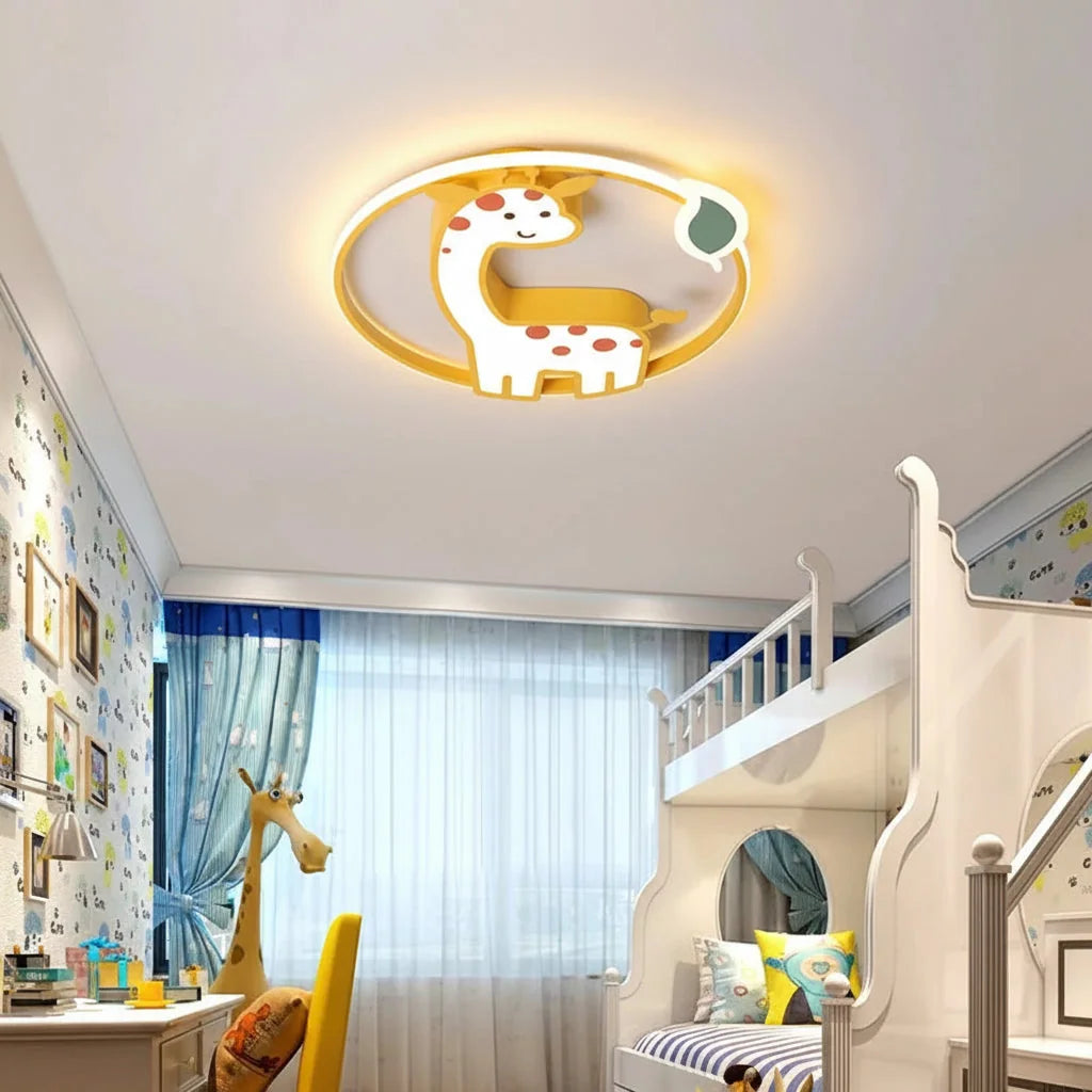 Plafonnier girafe dans une chambre d’enfant avec lits superposés