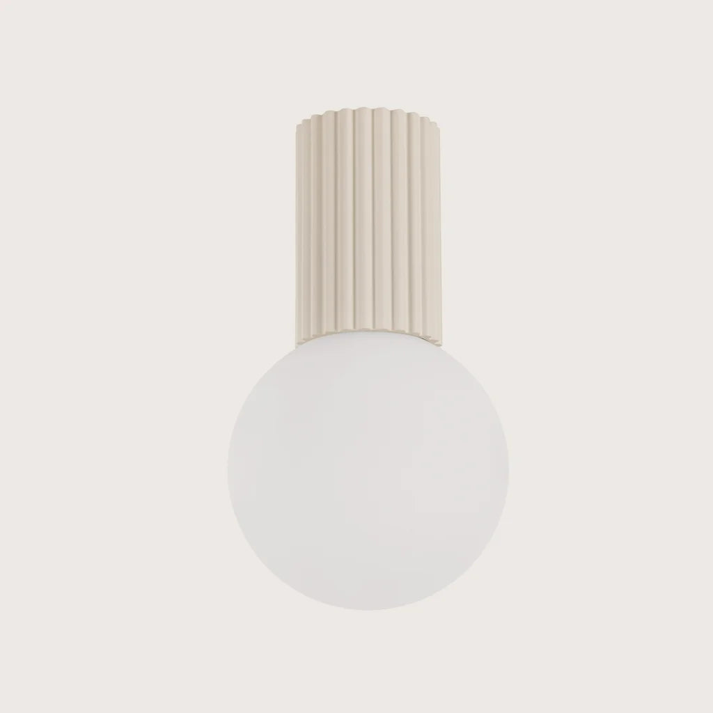 Plafonnier globe opale sur cylindre cannelé, coloris beige