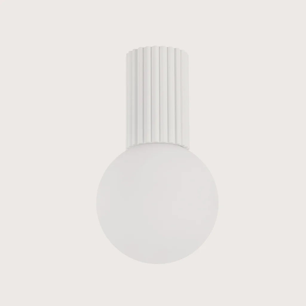 Plafonnier globe opale sur cylindre cannelé, coloris blanc