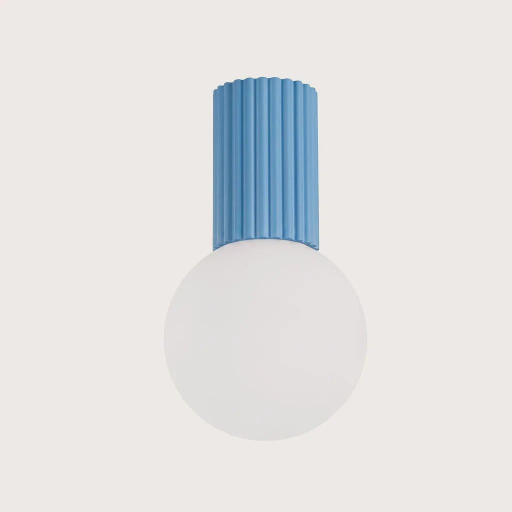 Plafonnier globe opale sur cylindre cannelé, coloris bleu clair