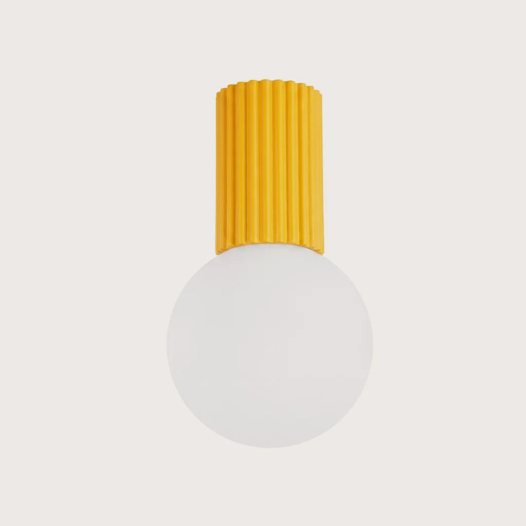 Plafonnier globe opale sur cylindre cannelé, coloris jaune