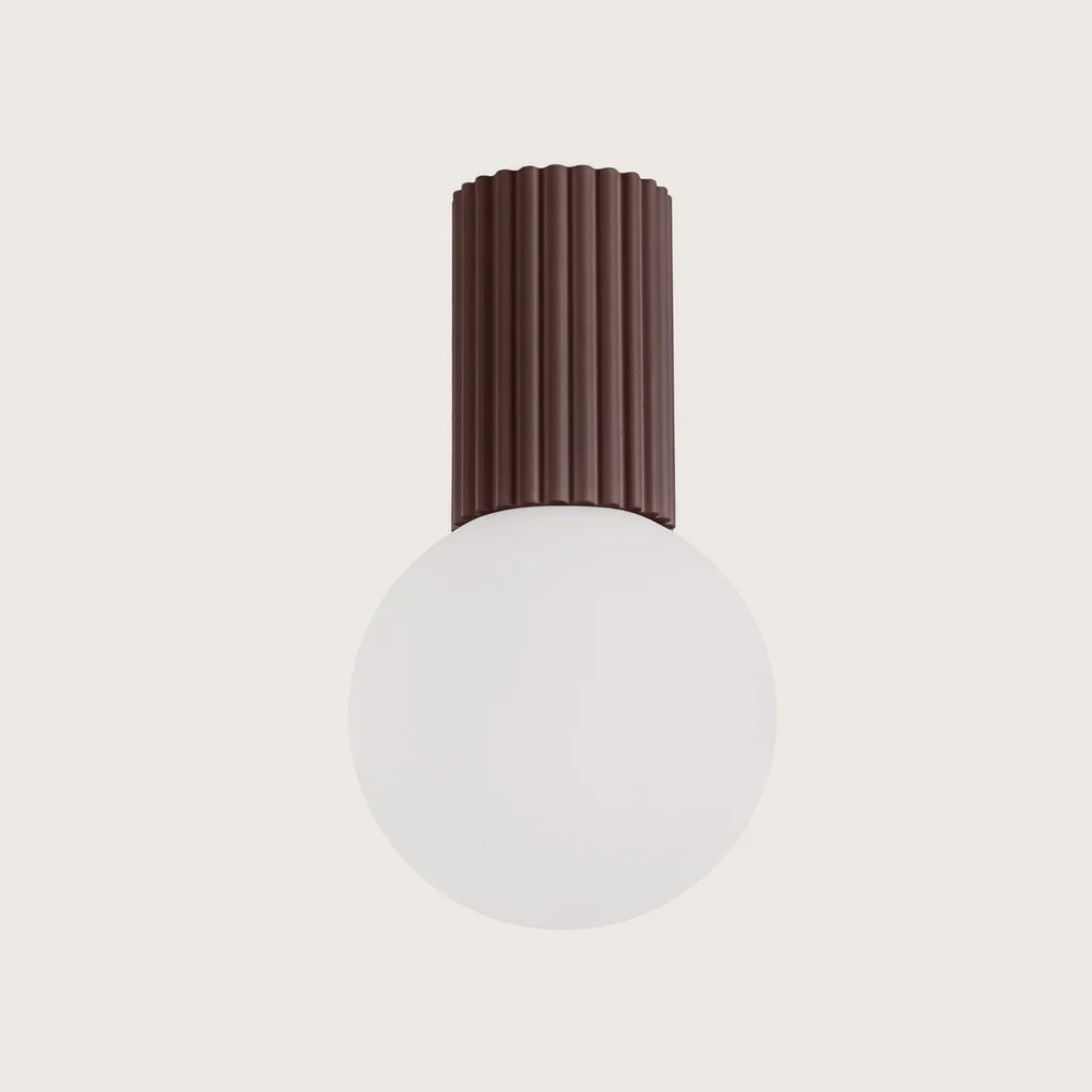 Plafonnier globe opale sur cylindre cannelé, coloris marron