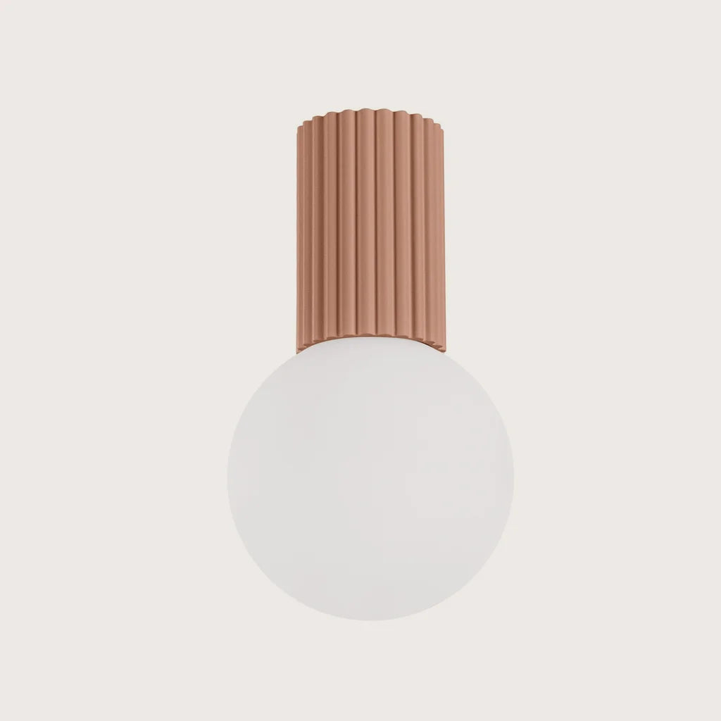 Plafonnier globe opale sur cylindre cannelé, coloris moka