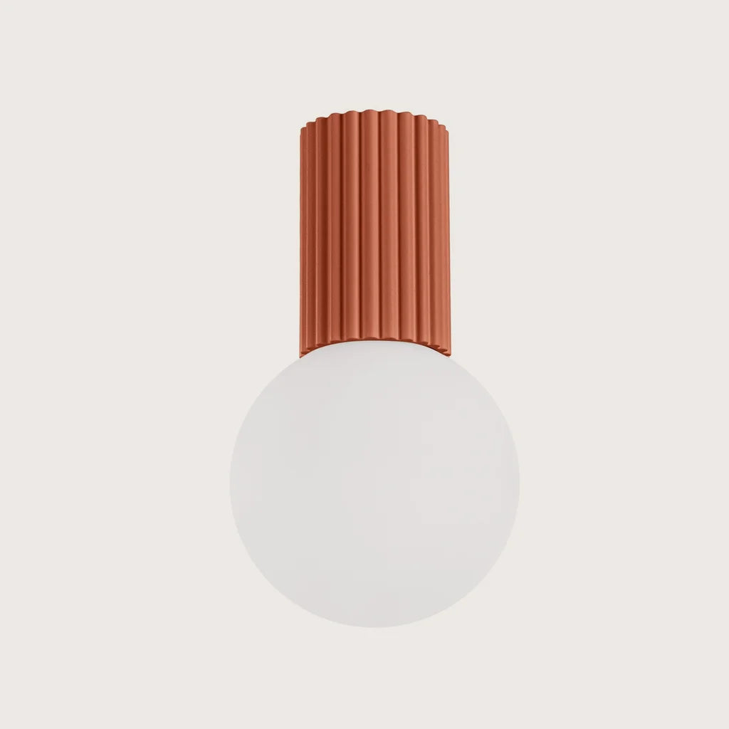 Plafonnier globe opale sur cylindre cannelé, coloris ocre rouge
