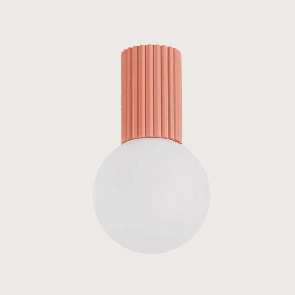 Plafonnier globe opale sur cylindre cannelé, coloris pêche