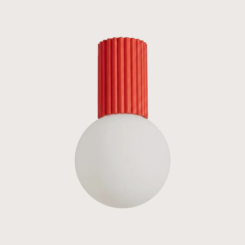 Plafonnier globe opale sur cylindre cannelé, coloris rouge