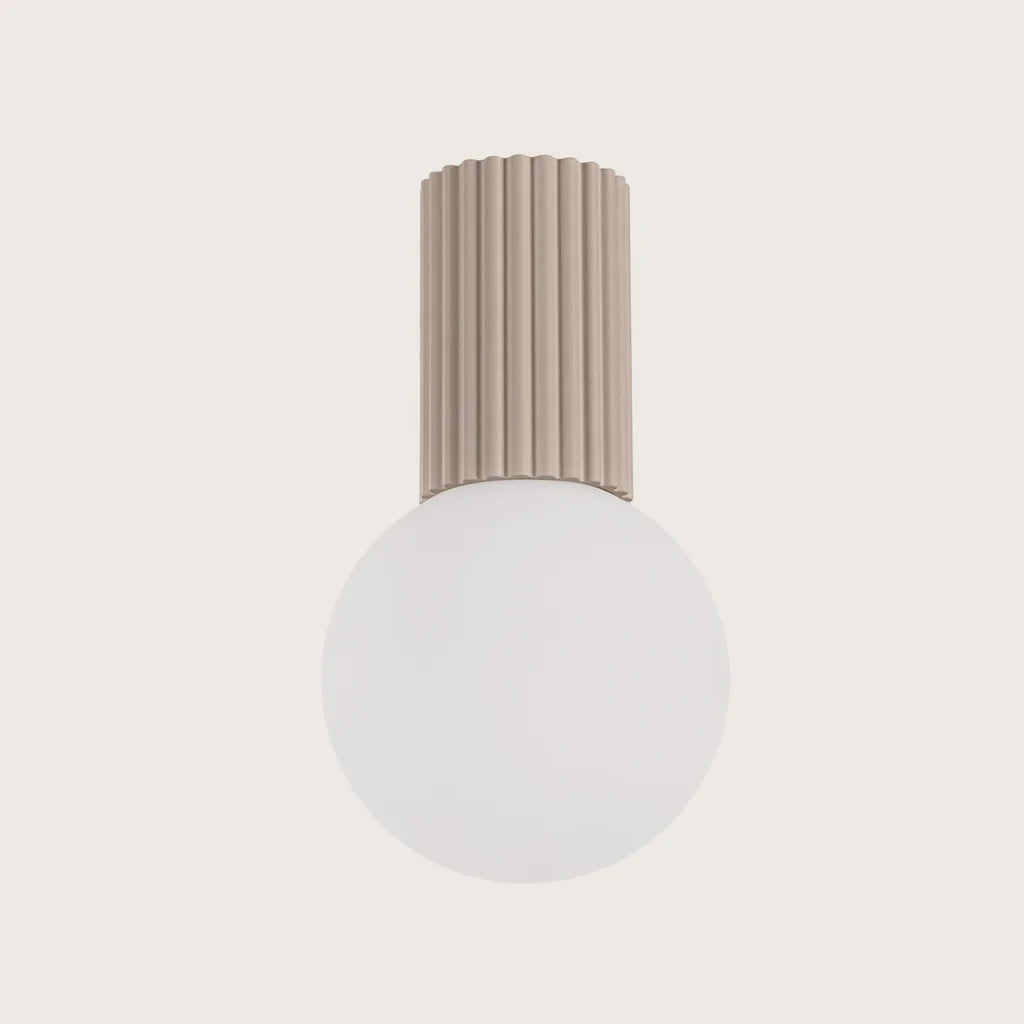 Plafonnier globe opale sur cylindre cannelé, coloris taupe