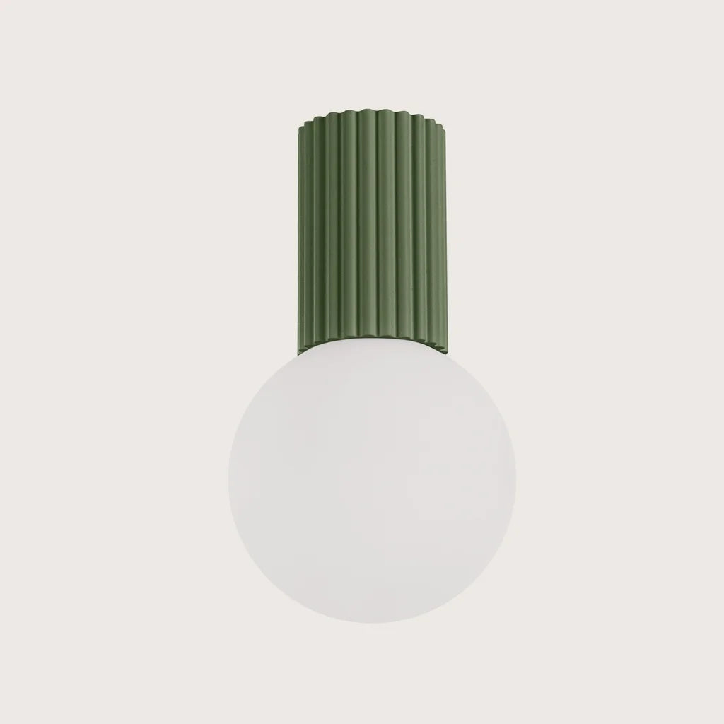 Plafonnier globe opale sur cylindre cannelé, coloris vert olive