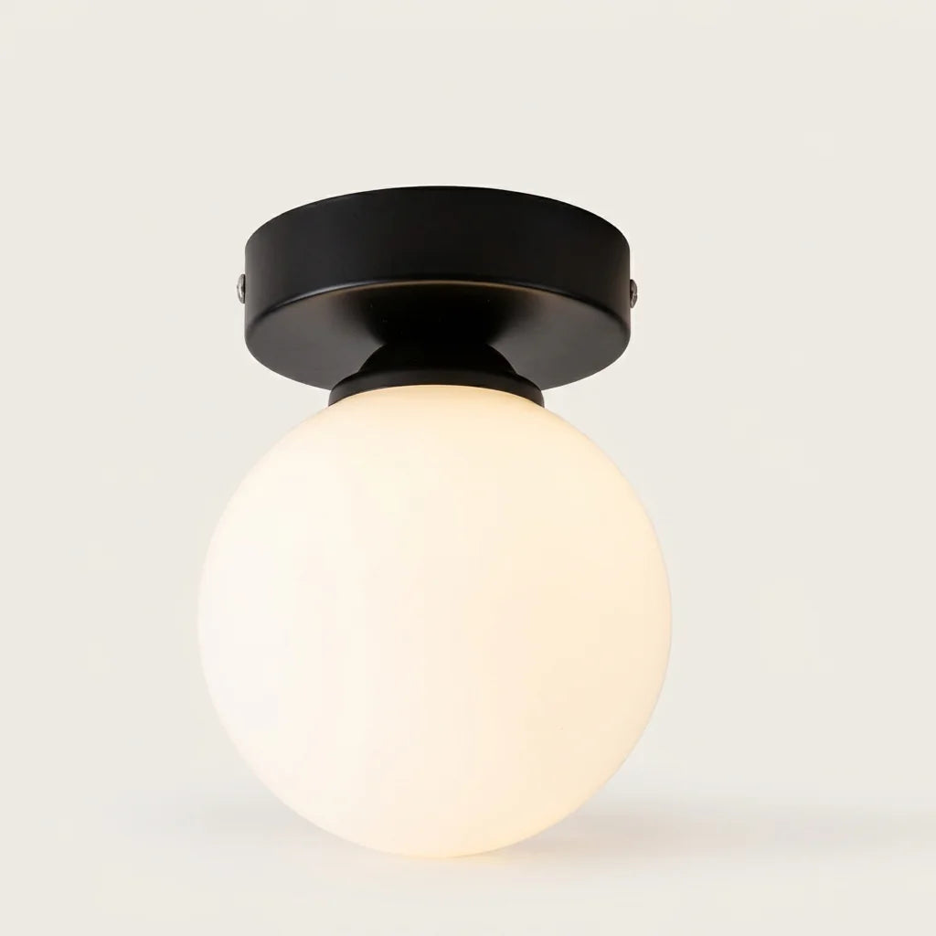 Plafonnier à globe opale sur rosace noire