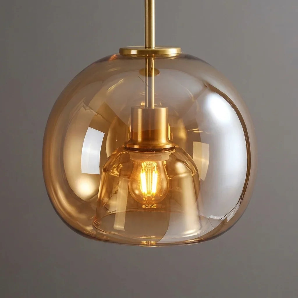 Globe en verre cognac et douille laiton vus de près