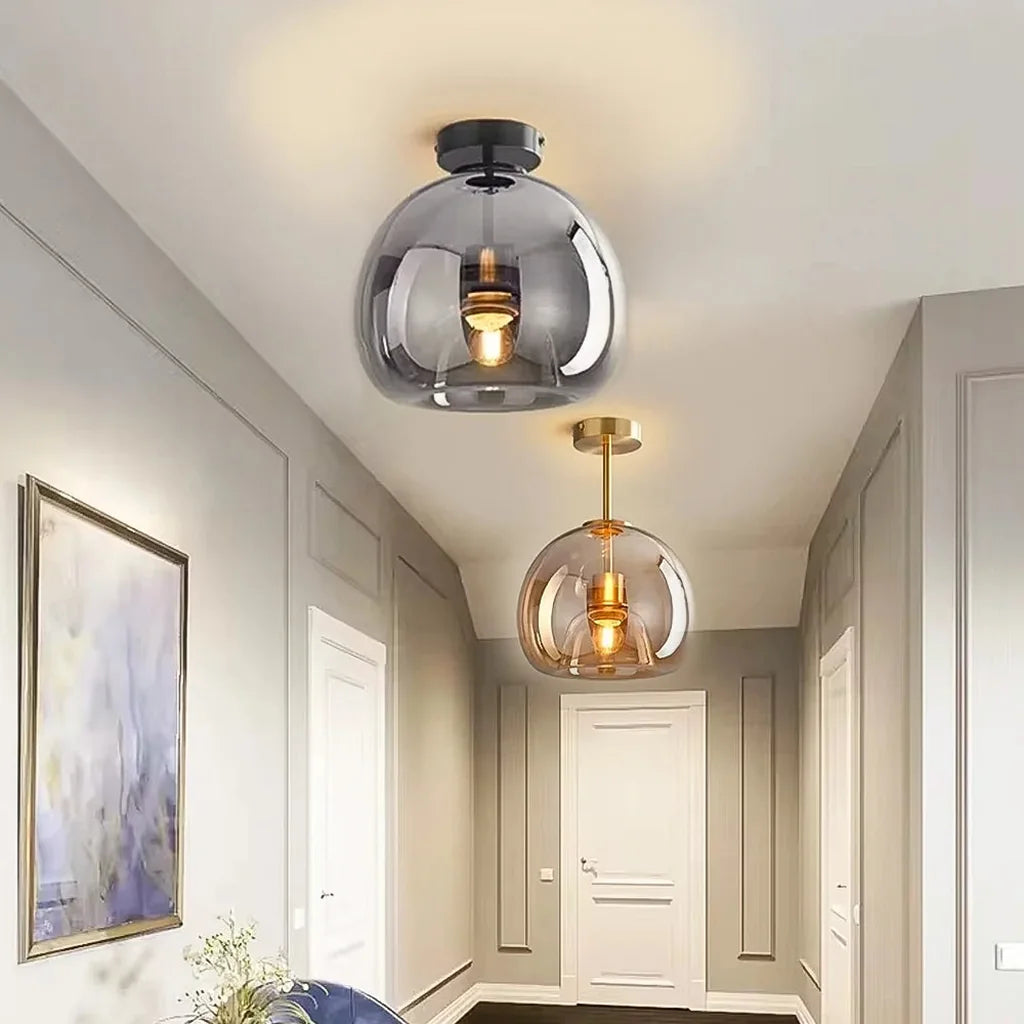 Plafonniers globe en verre fumé et cognac dans un couloir