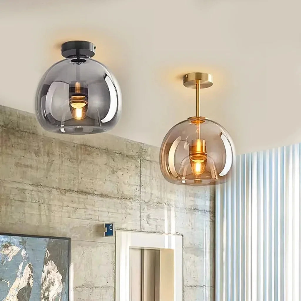 Plafonniers globe en verre dans une cage d’escalier