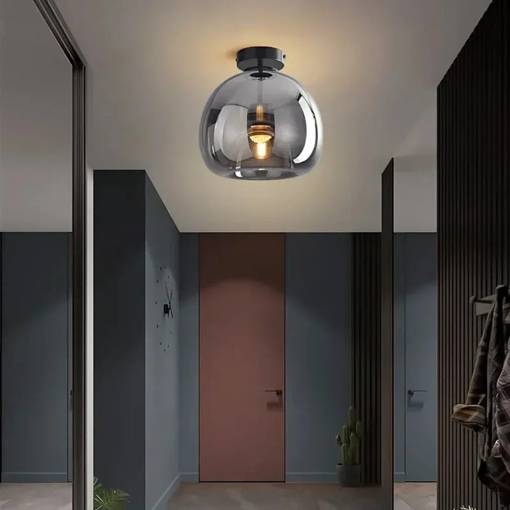 Plafonnier globe en verre fumé dans une entrée moderne