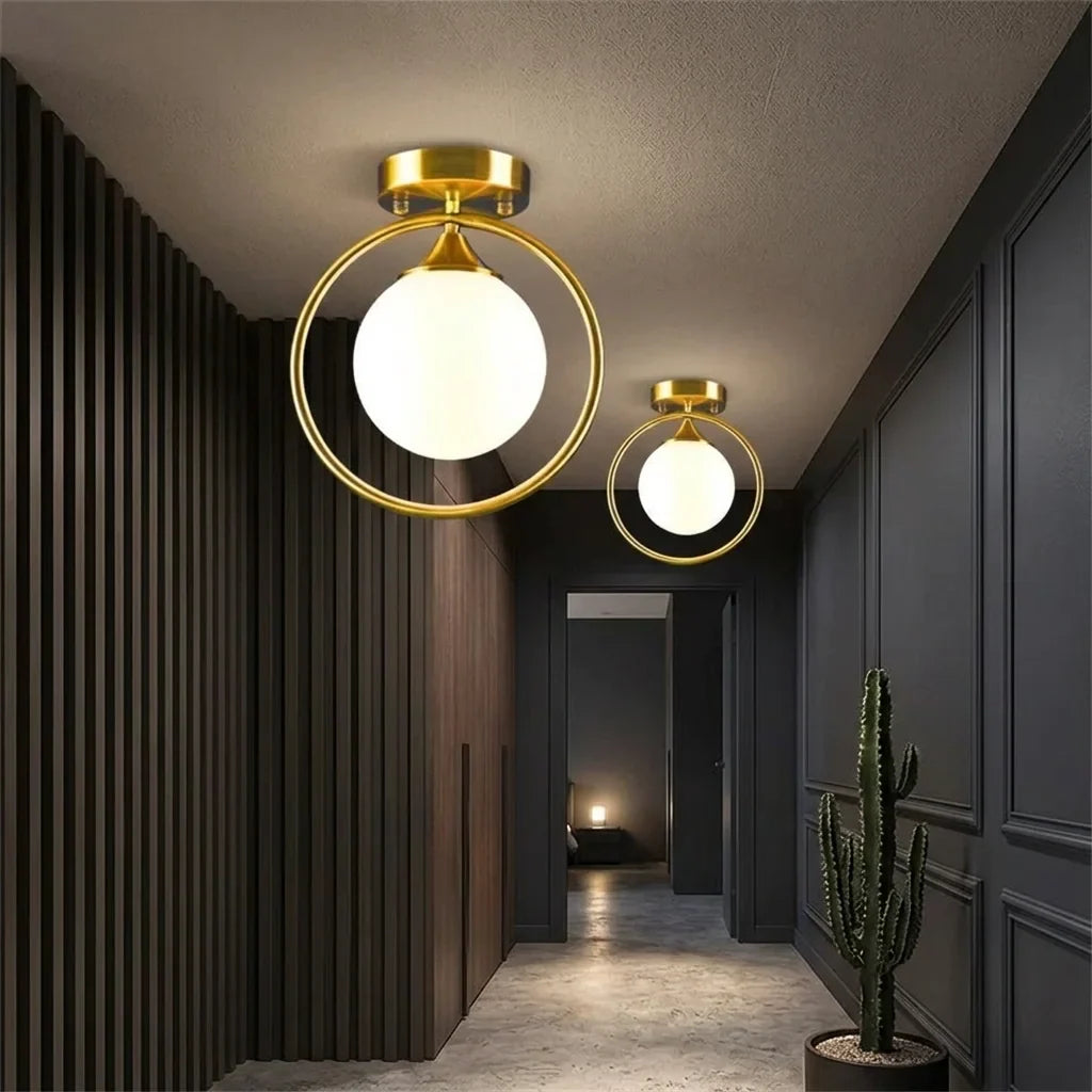 Plafonniers à anneau et globe dans un couloir sombre moderne