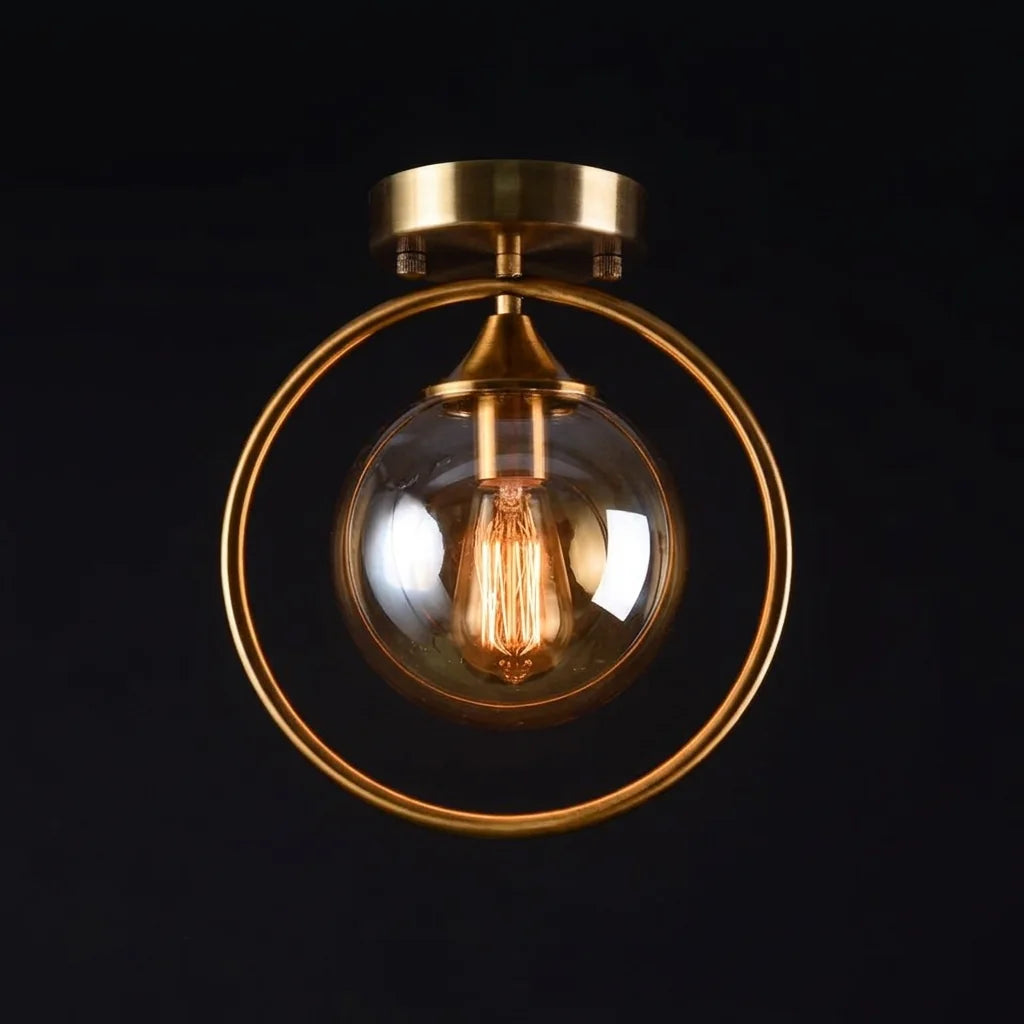 Globe ambré et ampoule à filament vus de près