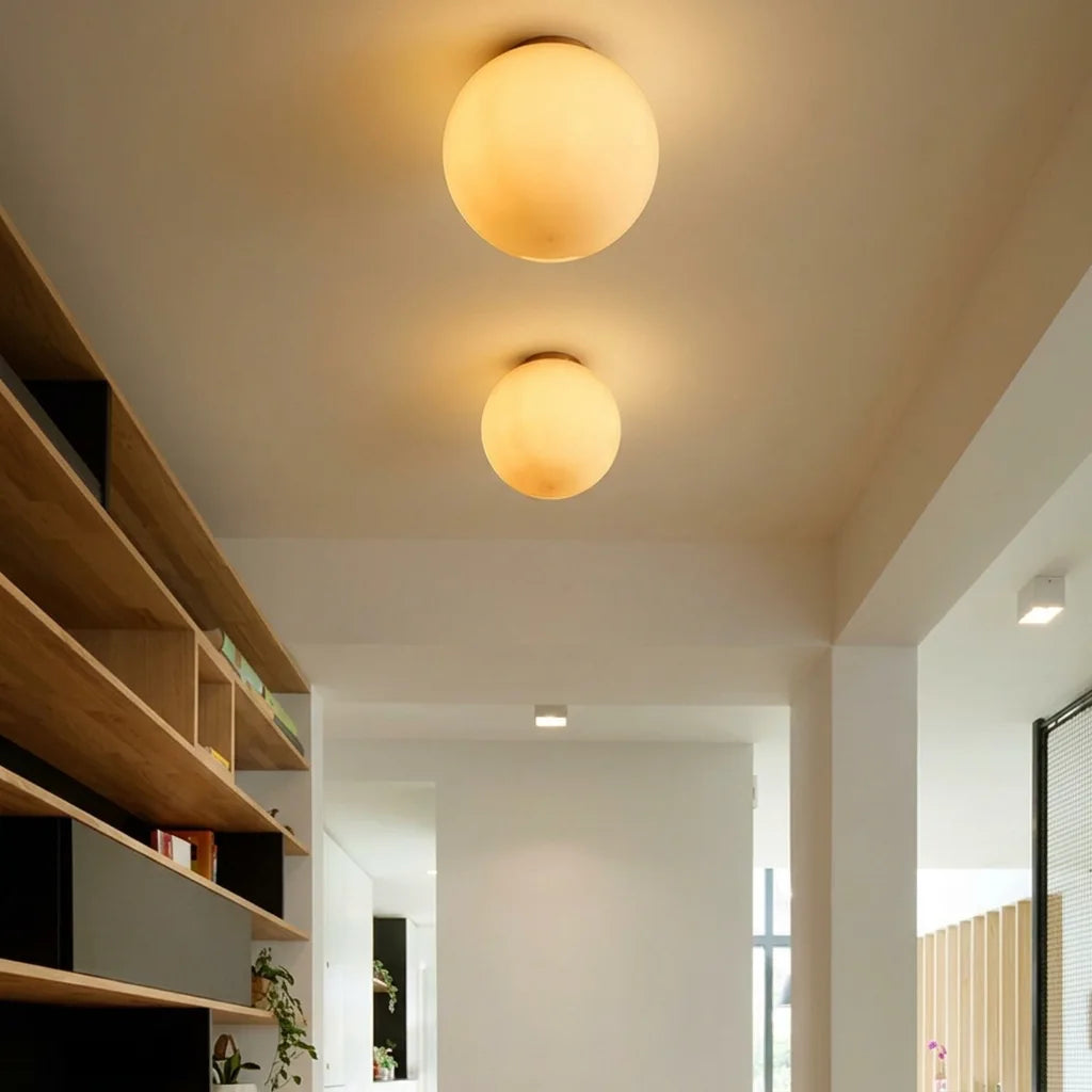 Deux plafonniers globe dans un couloir