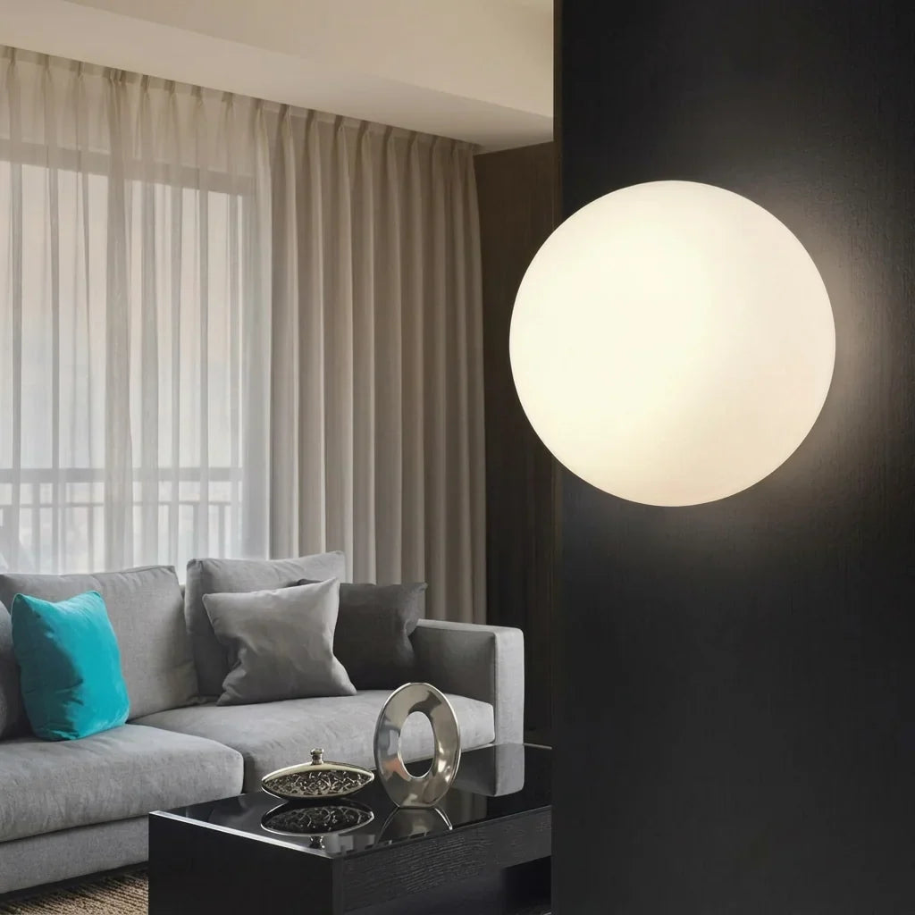 Globe en verre opalin dans un salon moderne