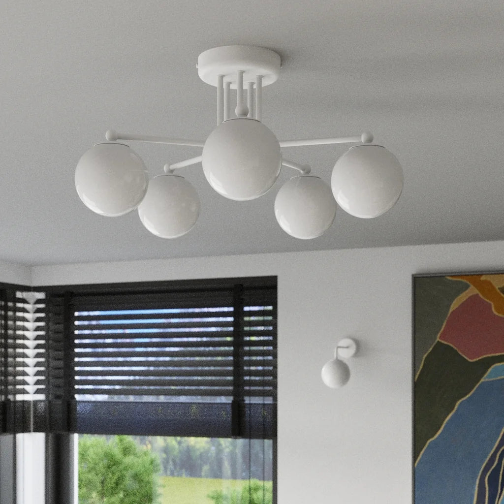 Plafonnier globes opalins sur bras coudés dans un salon