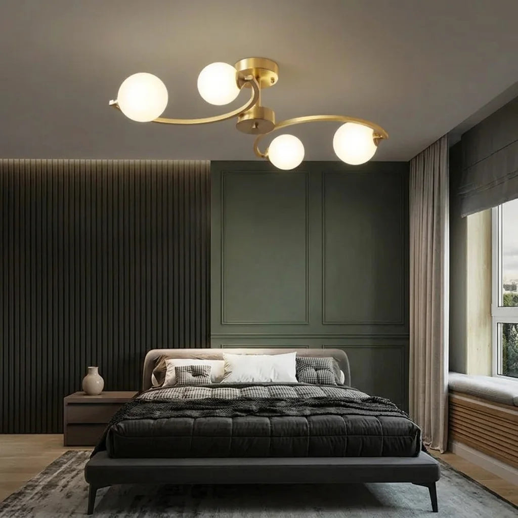 Plafonnier 4 globes dans une chambre vert sapin
