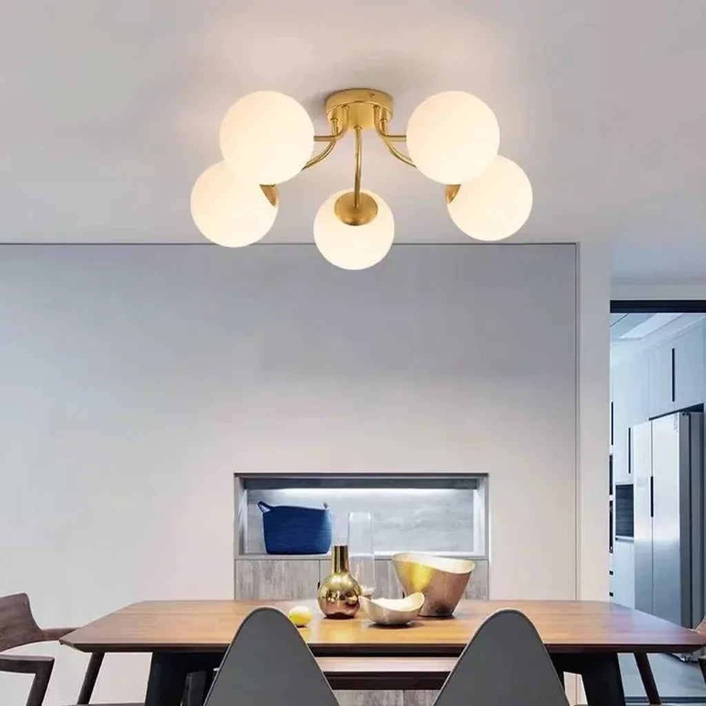 Plafonnier à globes opalins dans une salle à manger moderne