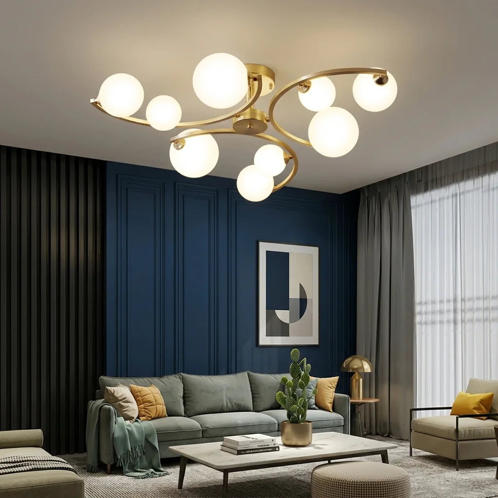Plafonnier à globes dans un salon au mur bleu nuit