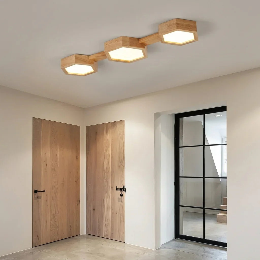 Plafonnier 3 hexagones en bois dans un espace moderne