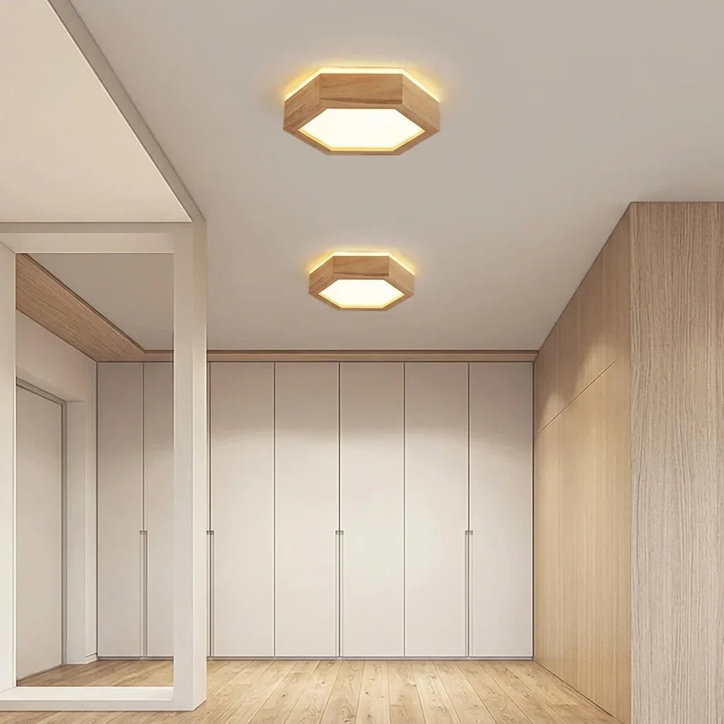 Plafonniers hexagonaux en bois dans un couloir à placards intégrés