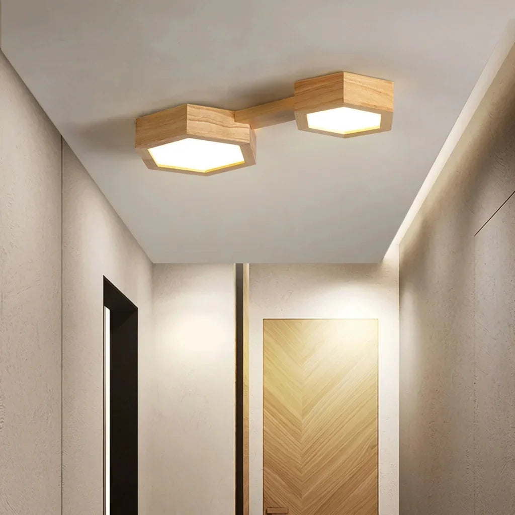 Plafonnier 2 hexagones en bois dans une entrée claire