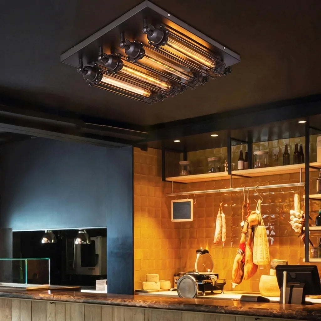 Plafonnier à tubes grillagés au-dessus d’un comptoir de bar