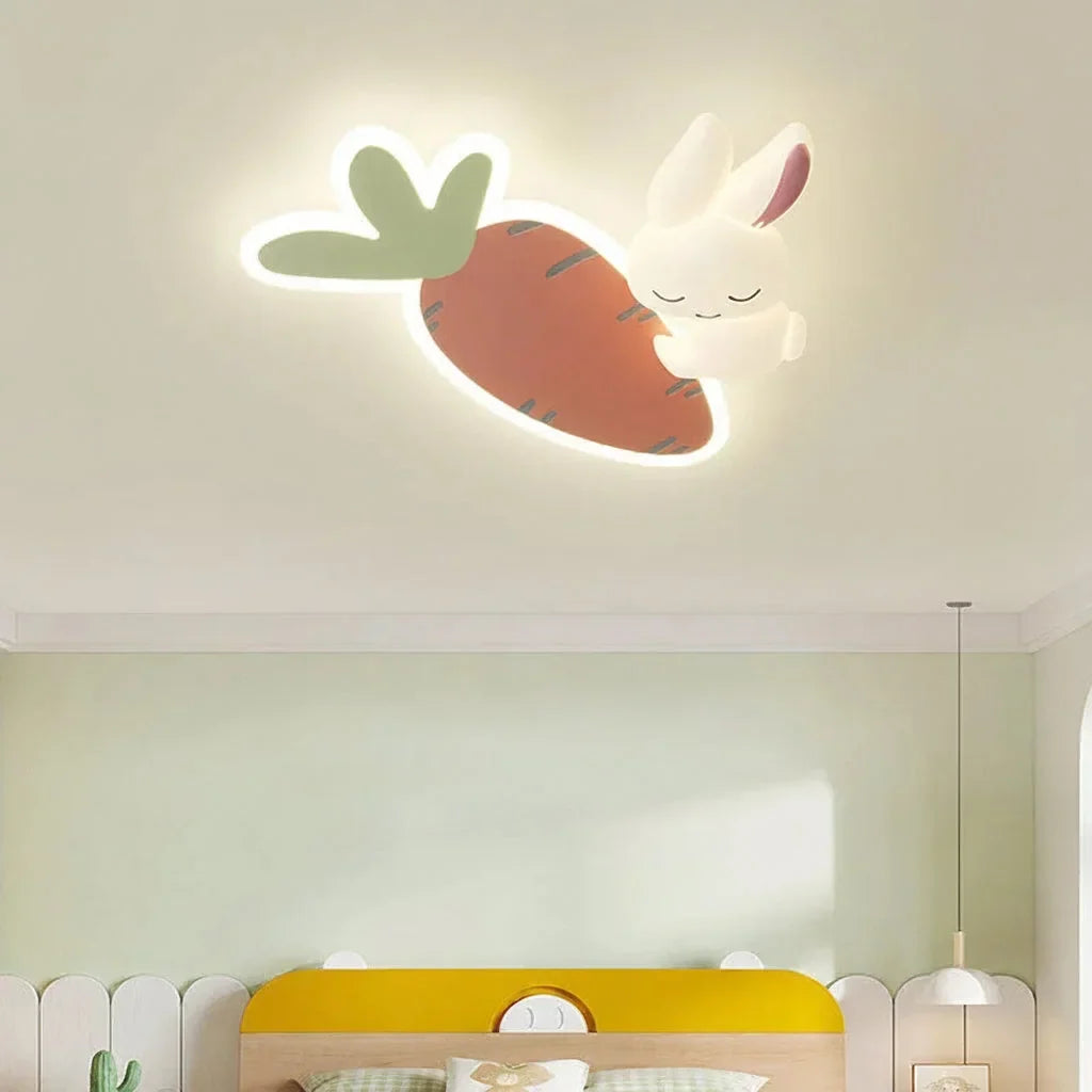 Plafonnier lapin et carotte dans une chambre d’enfant claire