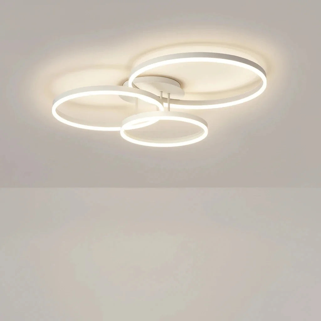 Plafonnier à anneaux blancs en lumière chaude