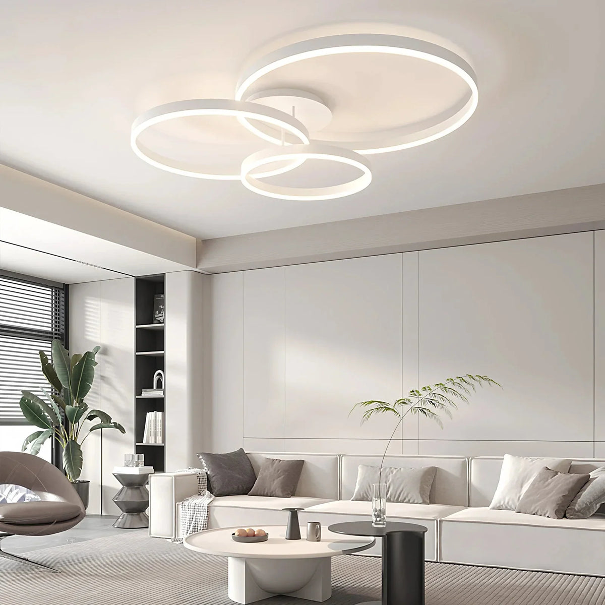 Plafonnier à trois anneaux blancs dans un salon lumineux