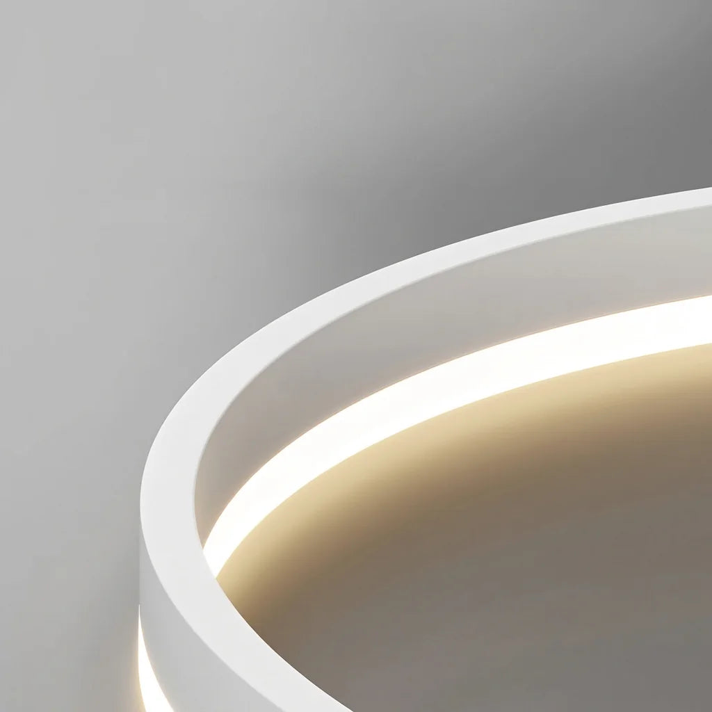 Anneau LED en acrylique et bande lumineuse vus de près
