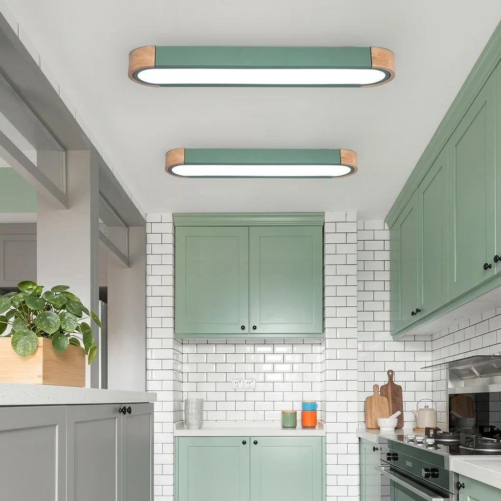 Plafonniers LED allongés verts dans une cuisine claire