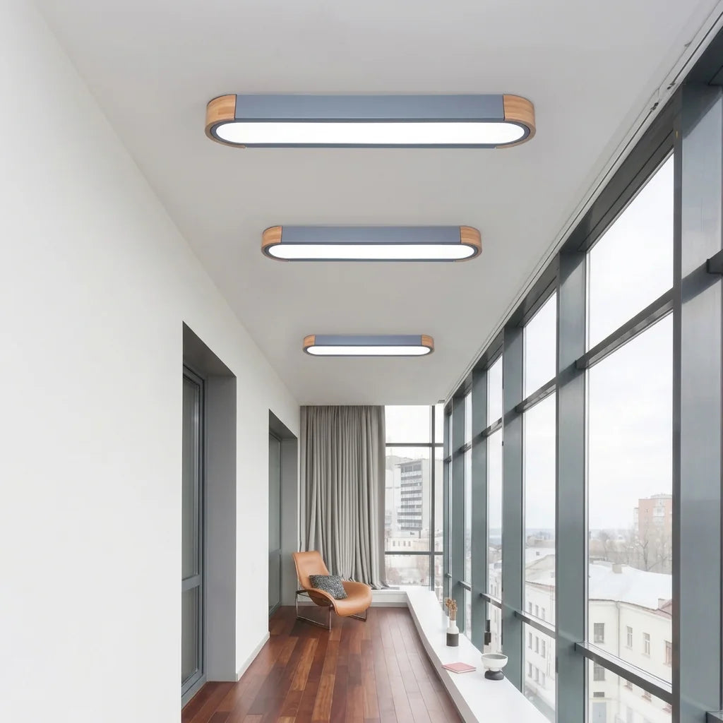 Plafonniers LED allongés gris dans une véranda vitrée
