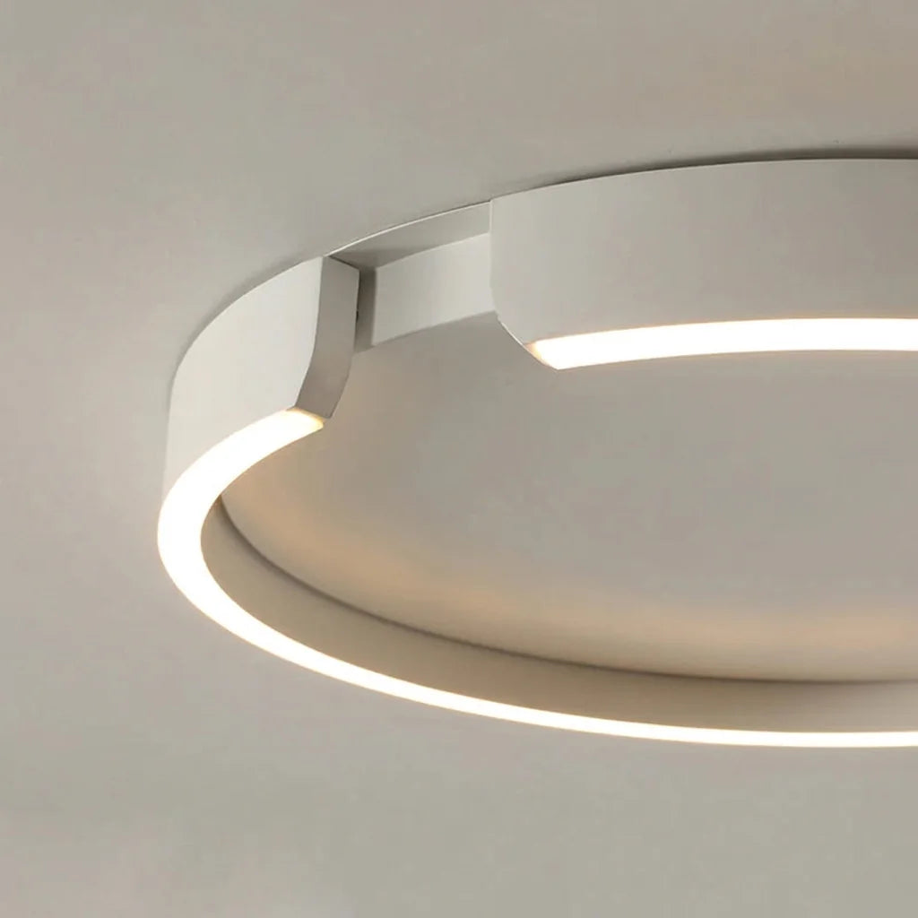 Fente lumineuse et jonction de l’anneau vues de près
